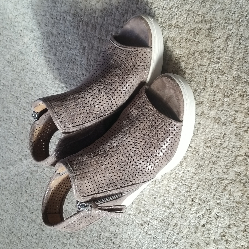Sofft brand gray shimmer leather sandals